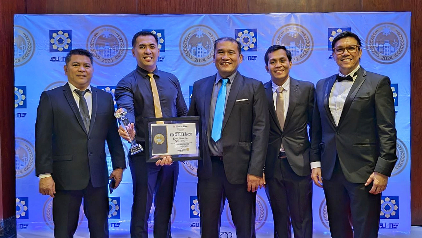 Globe representatives receiving a special award from the Philippine Department of Energy.
