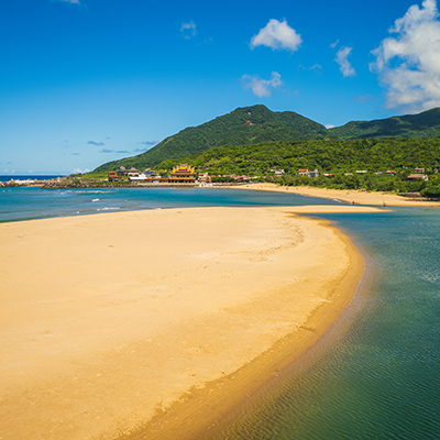 Taiwanâs long stretch of sand at Fulong Beach.