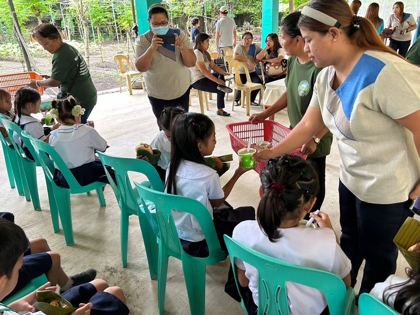 Students receiving food as part of Globeâs hunger alleviation program.